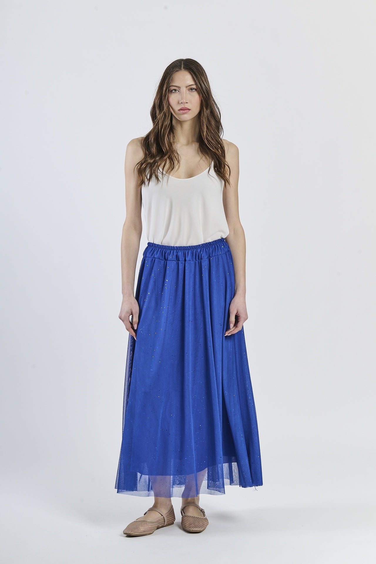 Modello in gonna lunga bluette e canotta rosa vivace