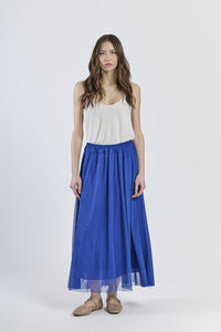 Modello in gonna lunga bluette e canotta rosa vivace