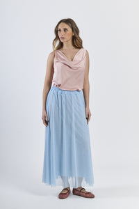 Modello in gonna lunga azzurra e canotta rosa chiara