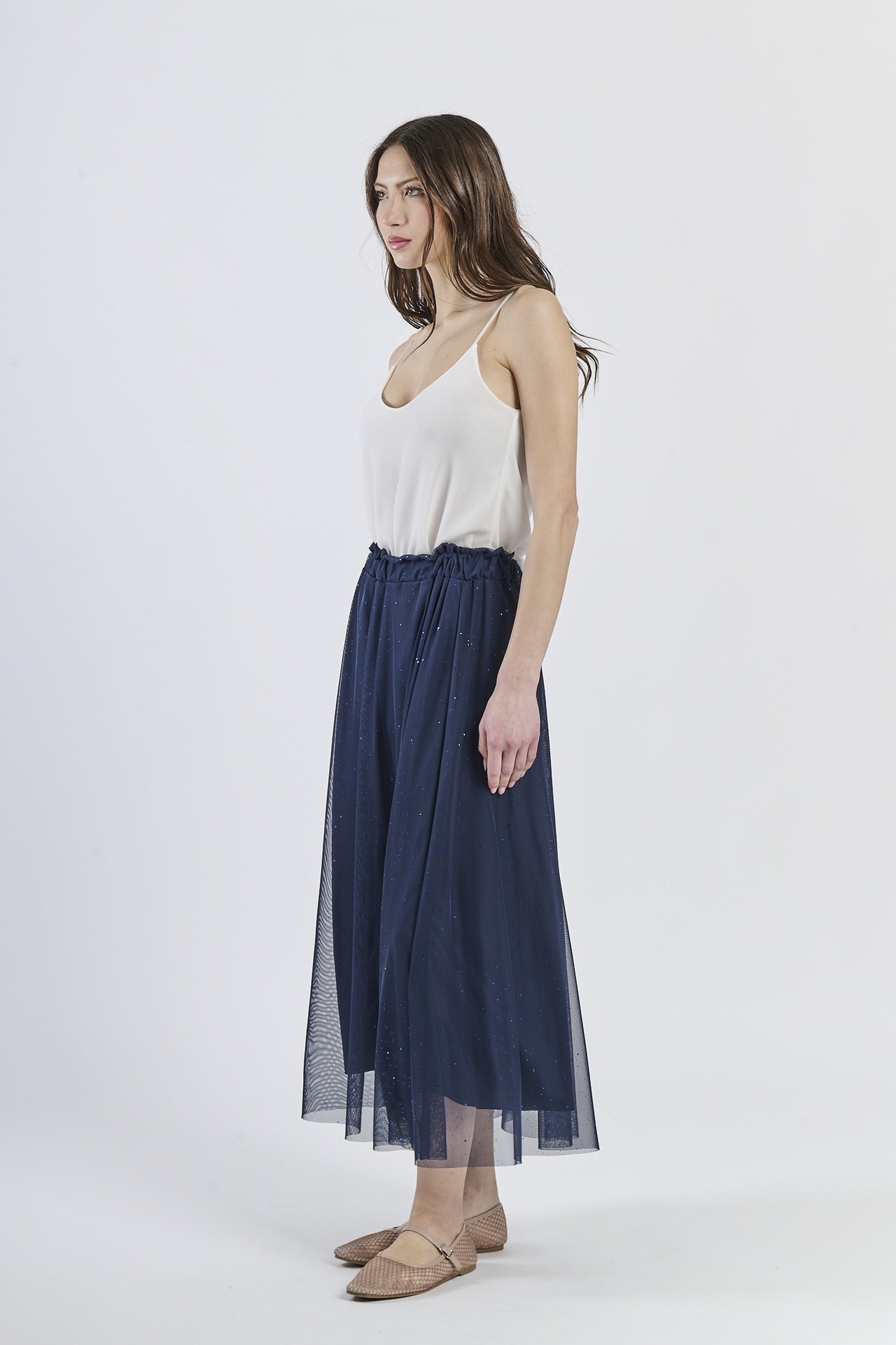 Modello in gonna lunga navy e canotta rosa soft