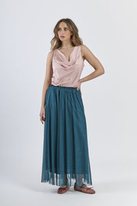 Modello in gonna lunga ottanio e canotta rosa calda