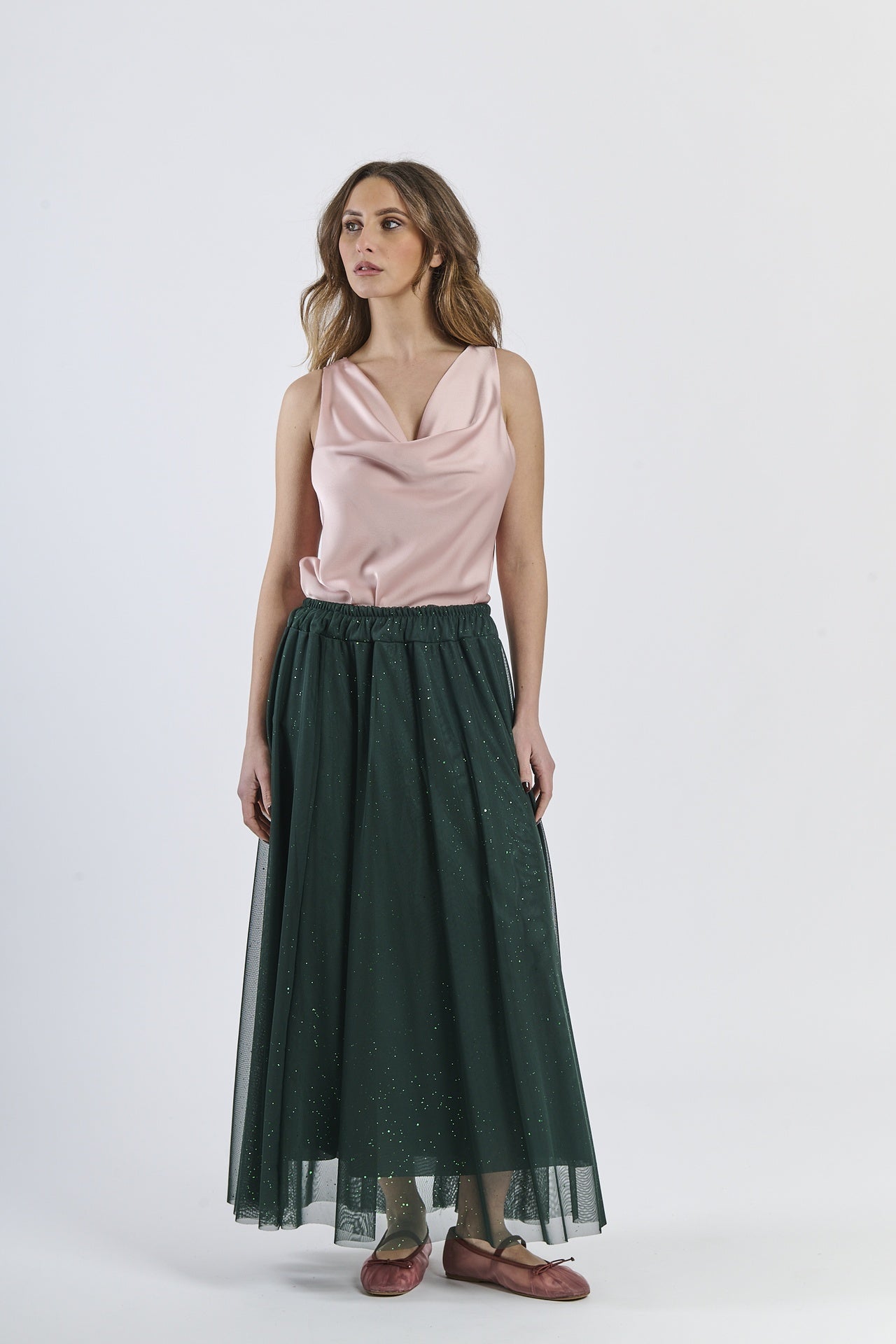 Modello in gonna lunga verde scuro e canotta rosa chiara