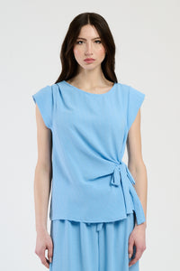 Outfit azzurro composto da top e pantaloni, stile leggero e fresco.