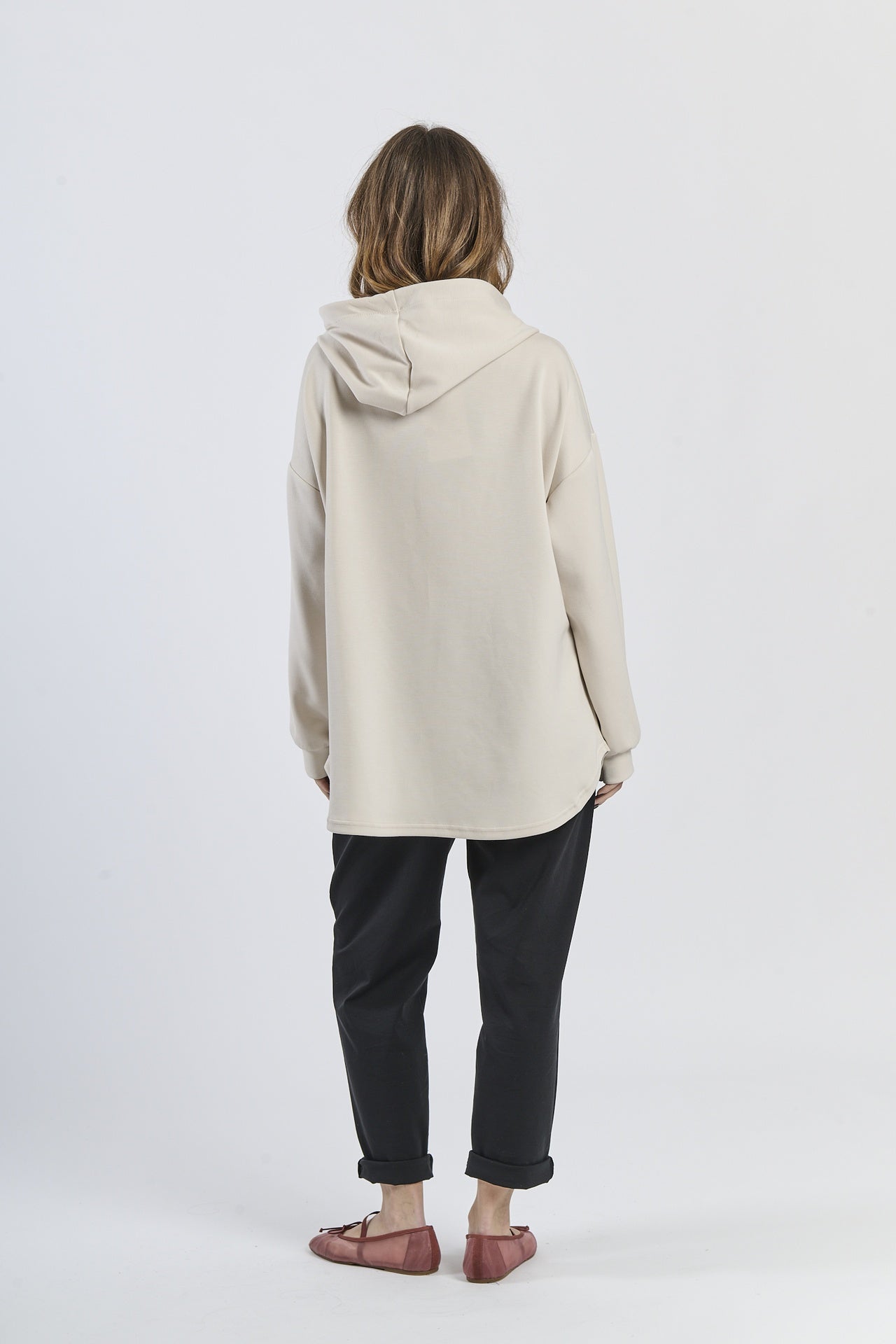 Outfit beige: felpa cappuccio e pantaloni, comfortabile, per uso quotidiano