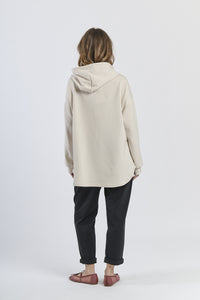 Outfit beige: felpa cappuccio e pantaloni, comfortabile, per uso quotidiano