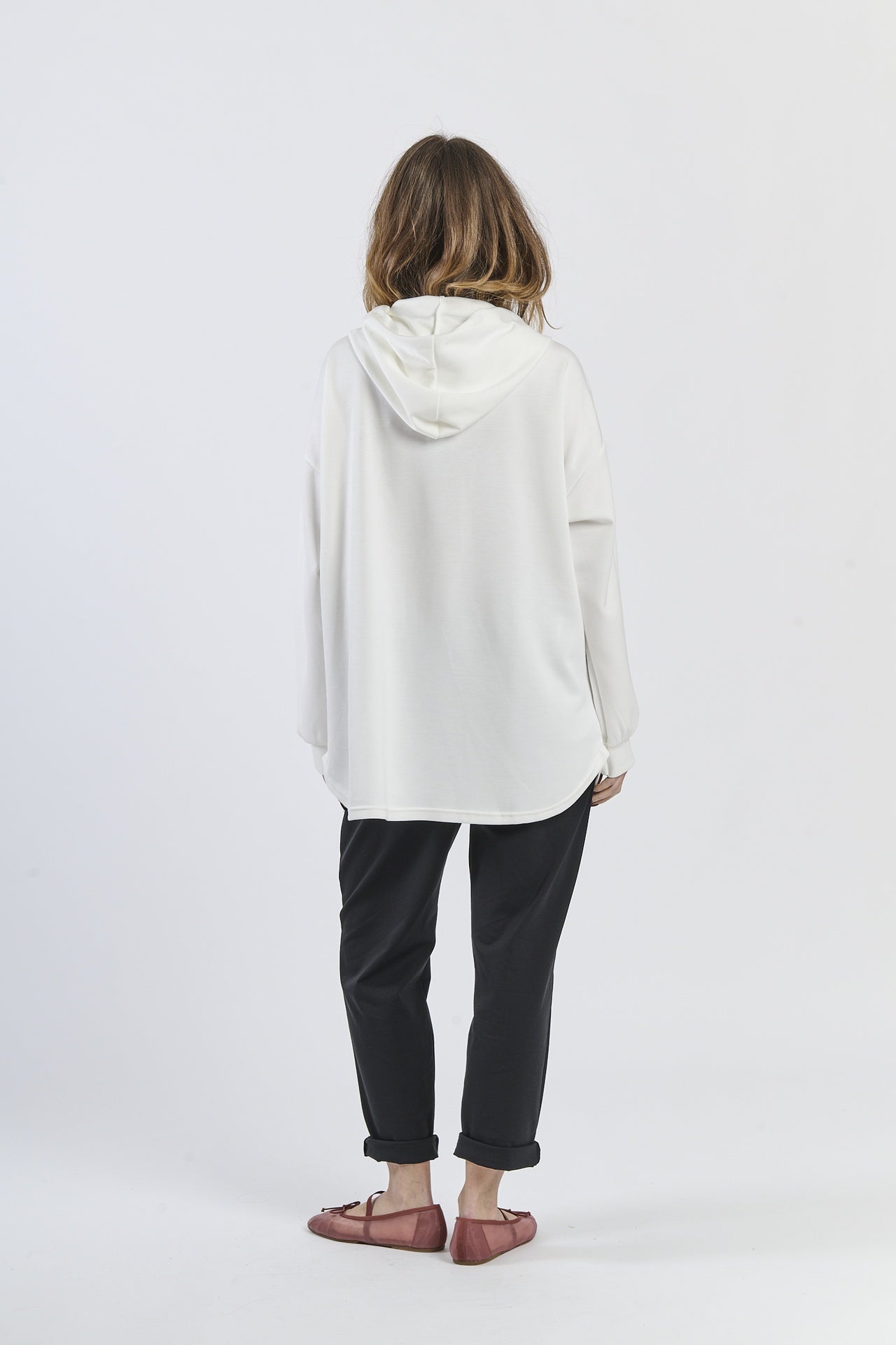 Outfit bianco: felpa cappuccio e pantaloni, elegante, per uso quotidiano