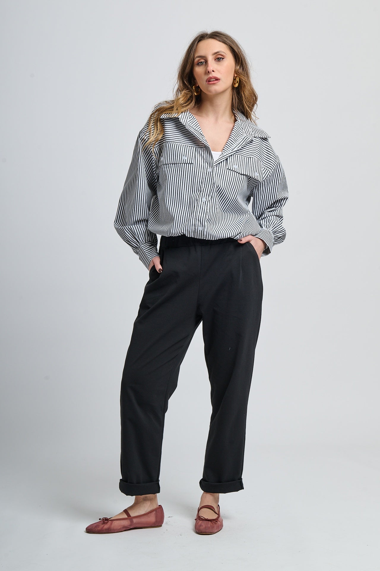 Outfit casual con camicia nero a righe e pantaloni bianchi