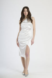 Outfit con abito bianco midi, perfetto per un look dal sapore chic e intemporaneo.