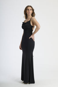 Outfit con abito navy formale, perfetto per un look dal sapore marino glamour.