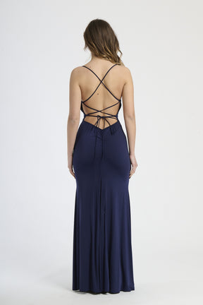 Outfit con abito navy formale, perfetto per un look dal sapore marino glamour.