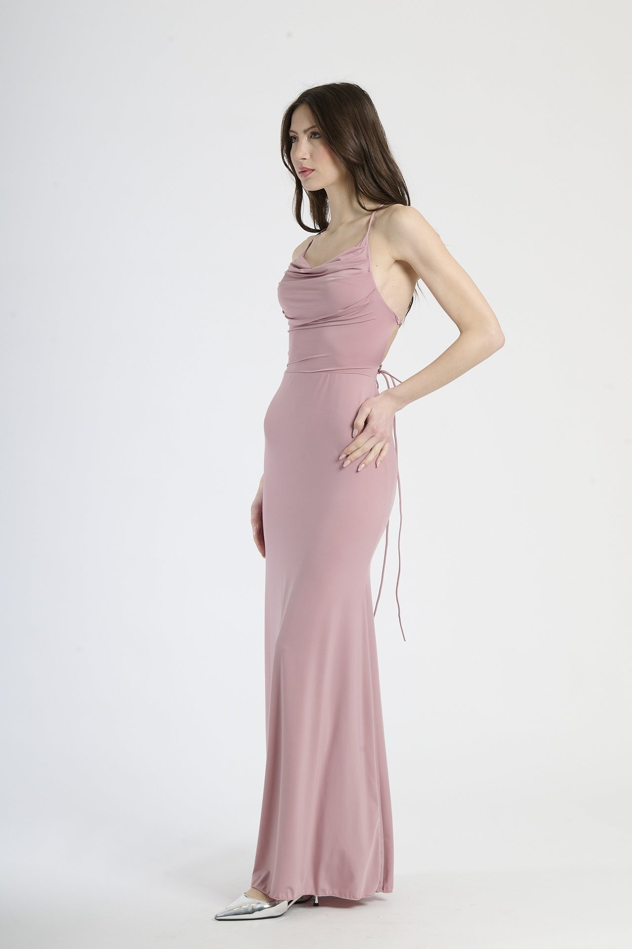 Outfit con abito rosa antico formale, perfetto per un look dolce e affascinante.