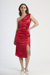 Outfit con abito rosso midi, perfetto per un look memorabile e dal sapore Hollywood.