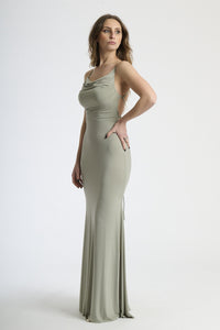 Outfit con abito salvia formale, perfetto per un look dal sapore bohemien e rigenerante.