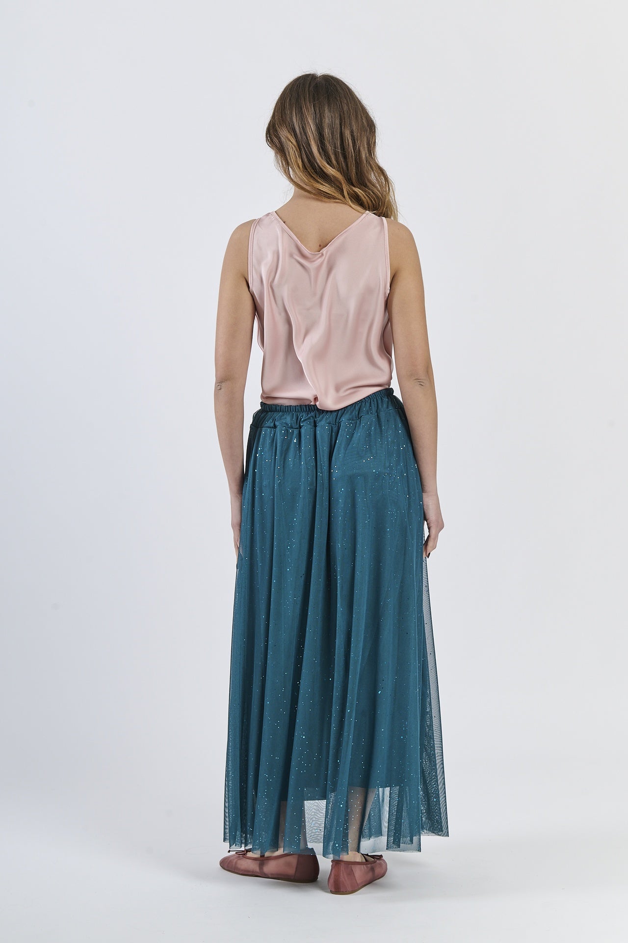 Outfit con gonna ottanio e top a scollatura drapata