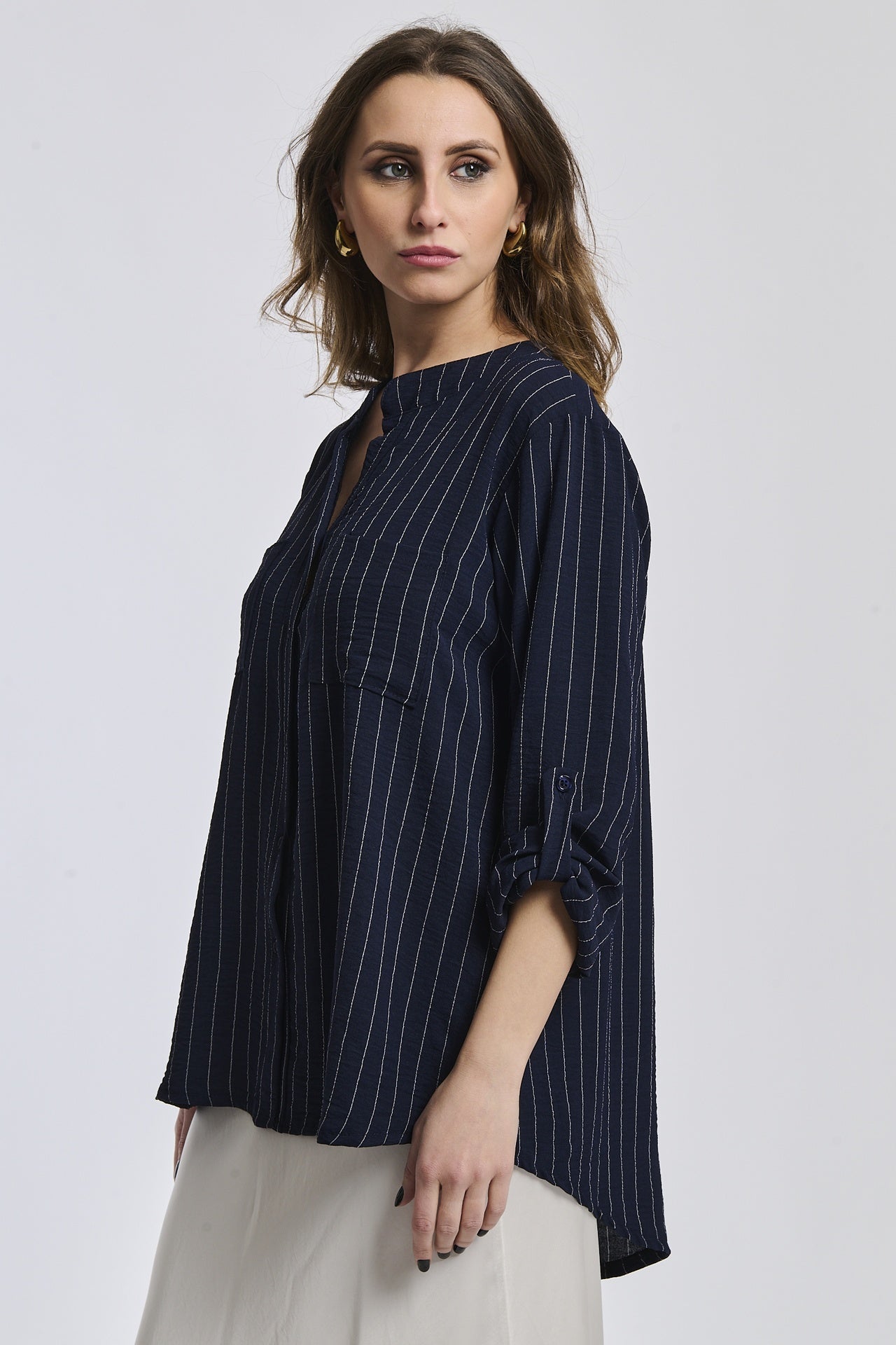 Outfit elegante: camicia navy a collo a V, design classico e sofisticato