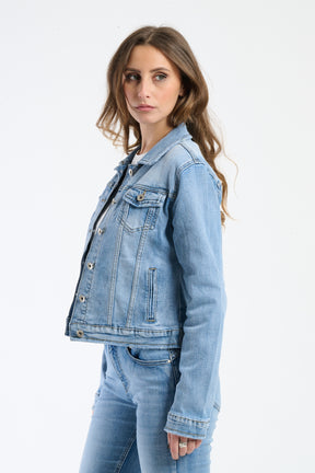 Outfit jeans completo: giacca e pantaloni, comfort e stile denim classico.