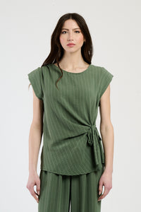 Outfit militare composto da top e pantaloni, stile edgy e moderno.