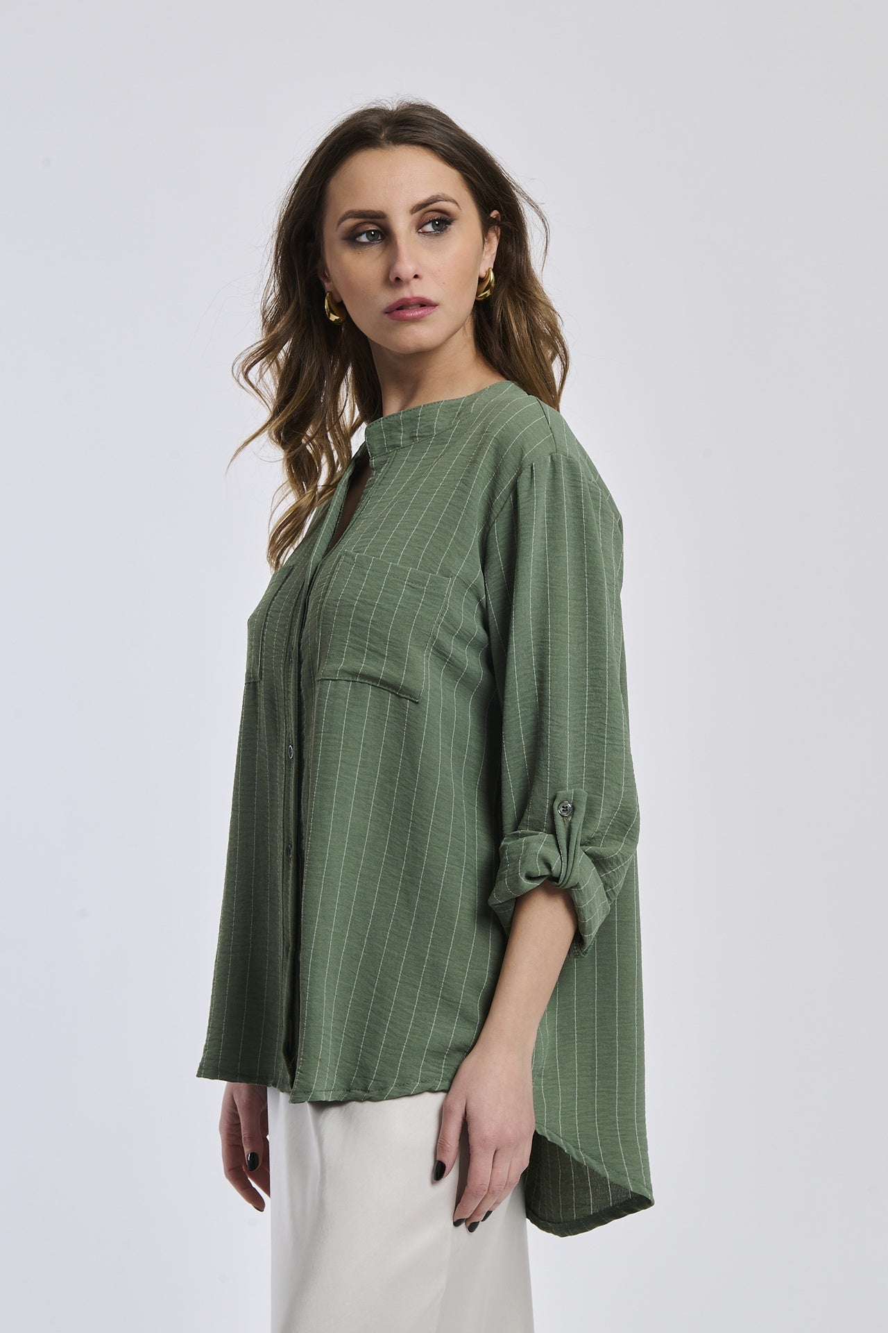 Outfit outdoor: camicia militare a collo alto, design resistente e pratico