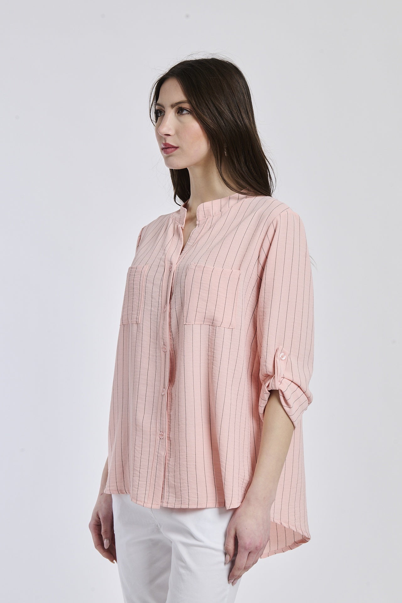 Outfit romantico: camicia rosa a collo a V, design dolce e femminile