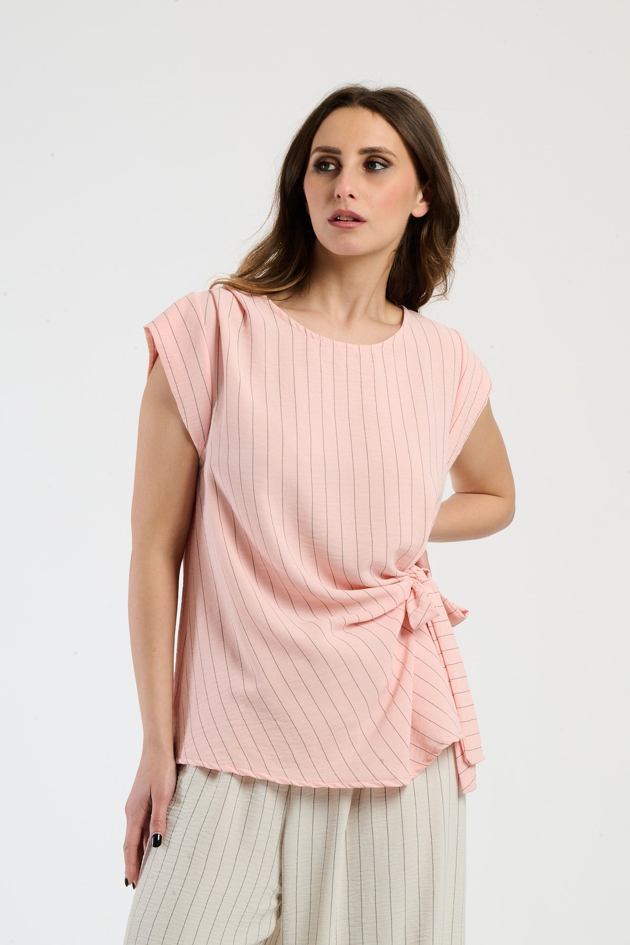 Outfit rosa composto da top e pantaloni, stile romantico e trendy.