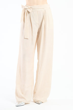 Pantaloni beige a gamba ampia, stile classico e accattivante.