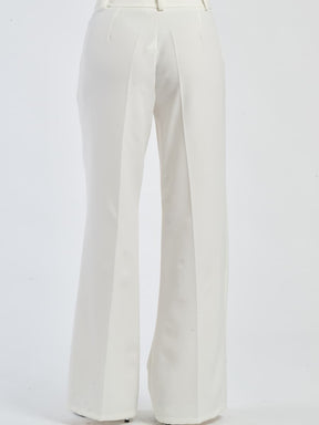 Pantaloni bianchi a gamba ampia, ideali per un look pulito e raffinato.