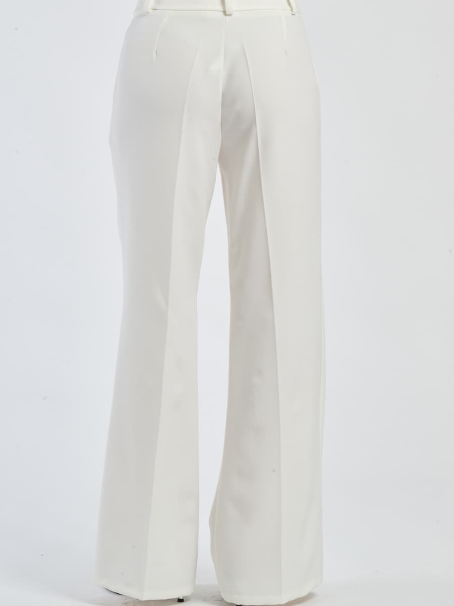 Pantaloni bianchi a gamba ampia, ideali per un look pulito e raffinato.