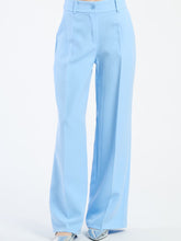 Pantaloni larghi azzurri con pieghe frontali, stile elegante e comfortevole.