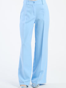 Pantaloni larghi azzurri con pieghe frontali, stile elegante e comfortevole.