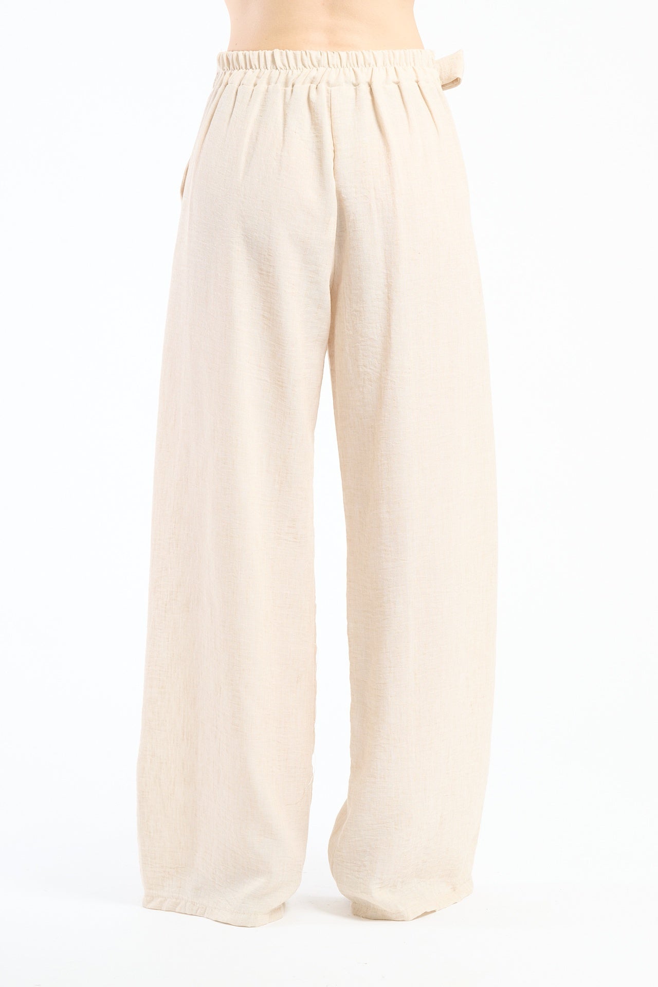 Pantaloni larghi beige con coulisse e nodo, tonalità neutra e versatile.