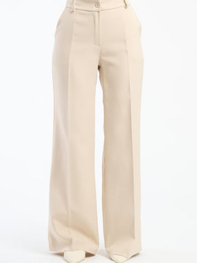 Pantaloni larghi beige con pieghe frontali, tonalità neutra e versatile.