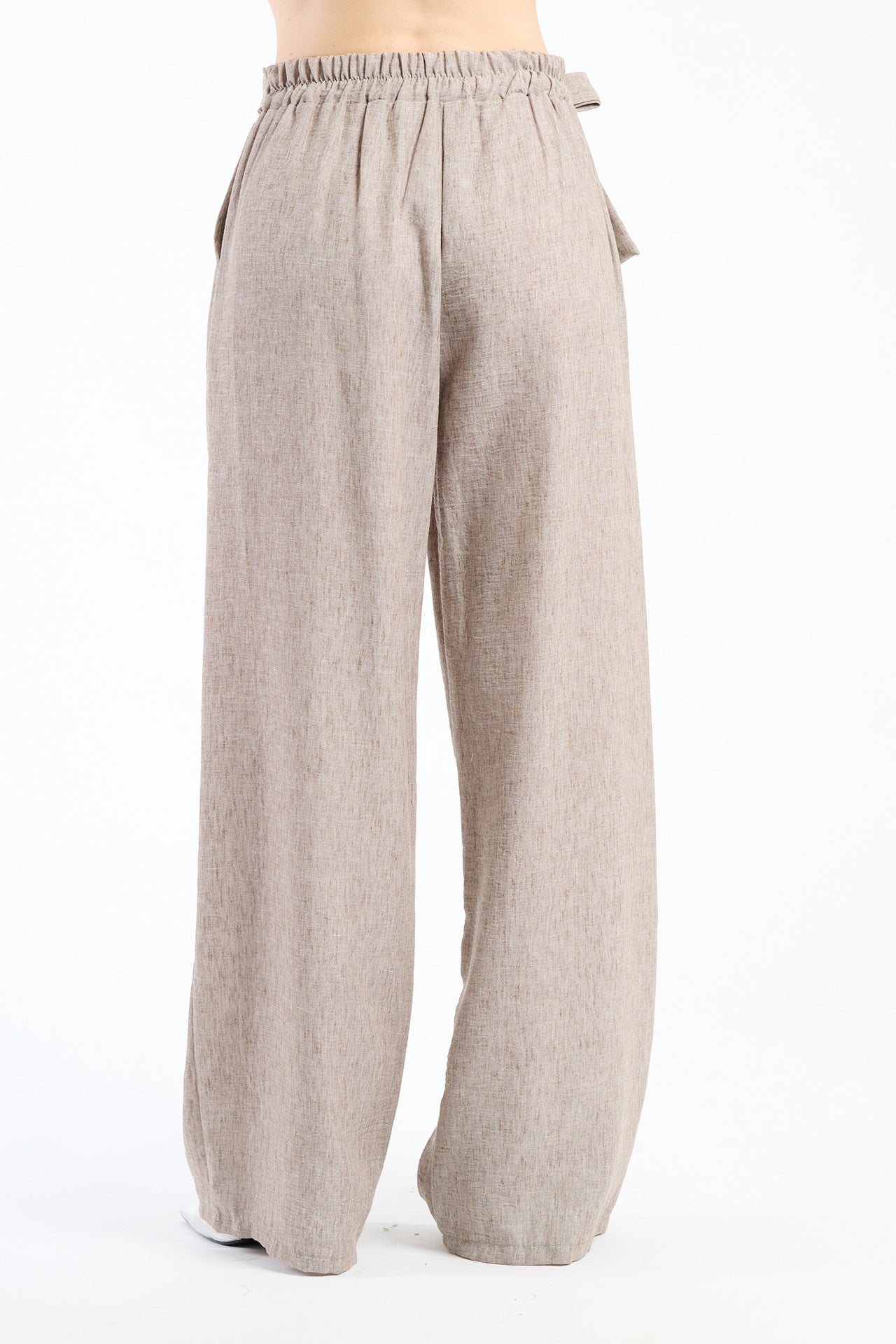 Pantaloni larghi color tabacco con coulisse e nodo, tonalità ruvida e accattivante.