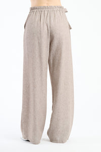 Pantaloni larghi color tabacco con coulisse e nodo, tonalità ruvida e accattivante.