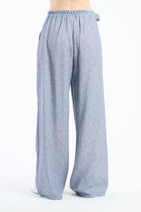 Pantaloni larghi jeans con coulisse e nodo, stile denim casual.