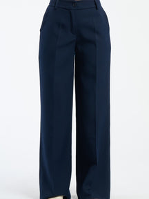 Pantaloni larghi navy con pieghe frontali, eleganza atemporale.