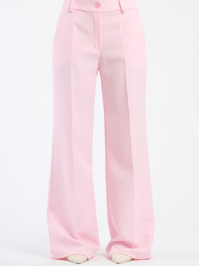 Pantaloni larghi rosa baby con pieghe frontali, dolcezza e femminilità.
