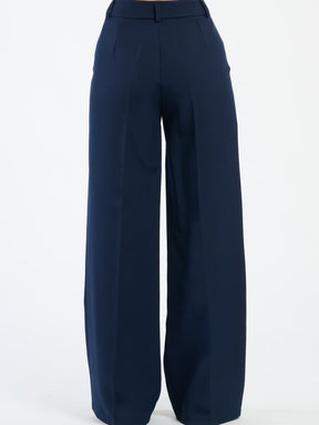 Pantaloni navy a gamba ampia, stile minimale e seducente.