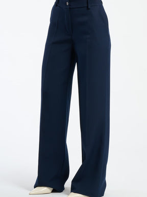 Pantaloni navy fluidi con chiusura a bottoni, versatili e confortevoli.