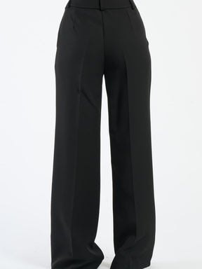Pantaloni neri a gamba ampia, eterno e accattivante.