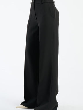 Pantaloni neri fluidi con chiusura a bottoni, potenza e comfort.