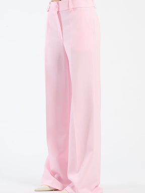 Pantaloni rosa baby a gamba ampia, stile romantico e trendy.