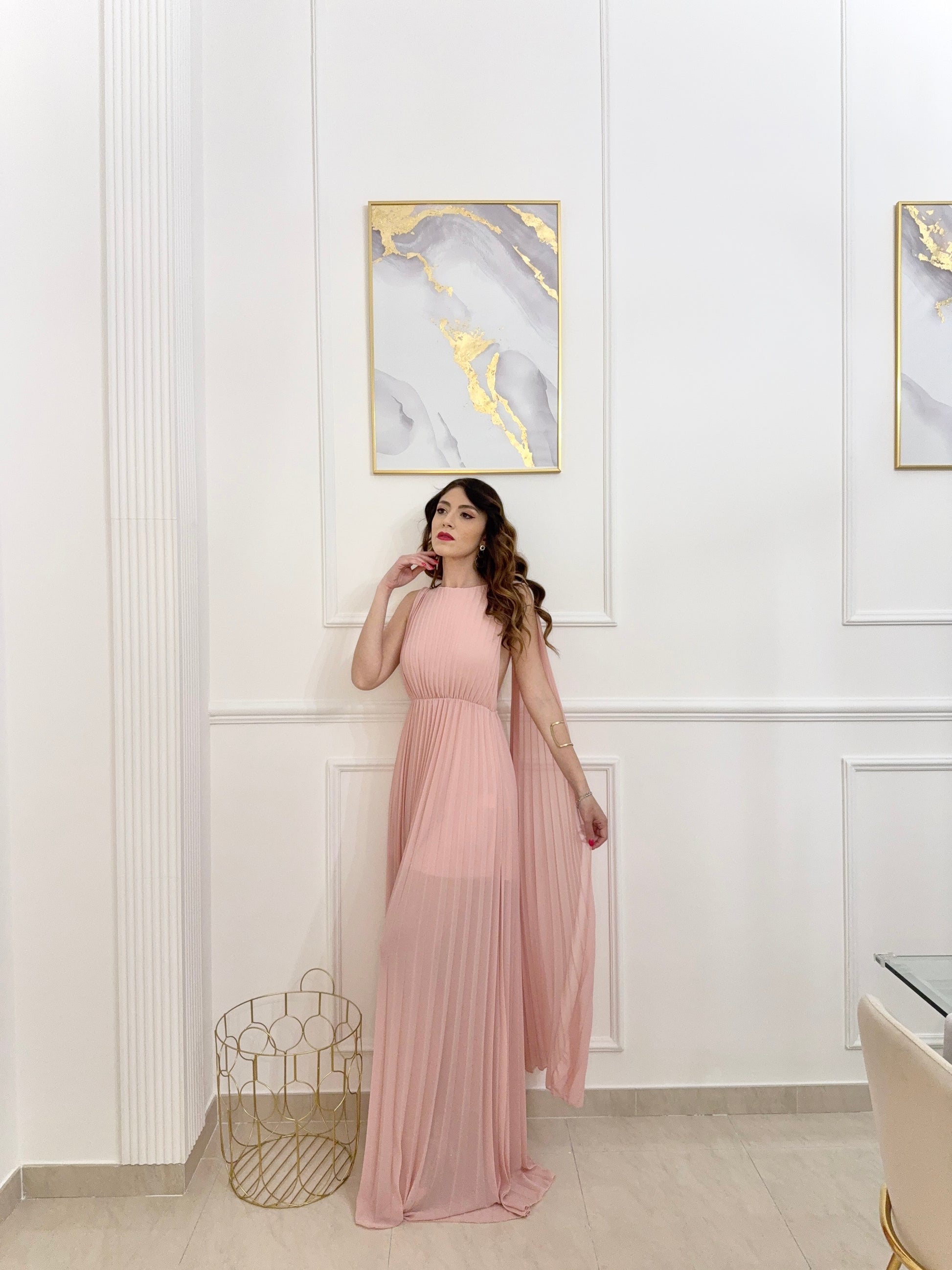 Persona in abito rosa elegante, ambiente lago