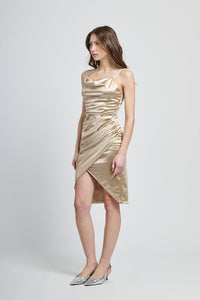 Satin beige opulento, abito midi, design sofisticato, atmosfera calda