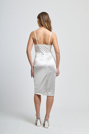 Satin bianco luminoso, abito midi, design sgargiante, atmosfera elegante