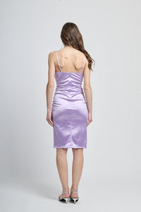 Satin lilla delicato, abito midi, design magico, atmosfera romantica