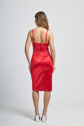 Satin rosso vibrante, abito midi, design audace, atmosfera intensa