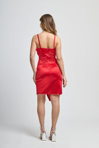 Satin rosso vibrante, abito midi, design audace, per feste sgargianti