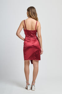 Satin vino accattivante, abito midi, design affascinante, per eventi lussuosi