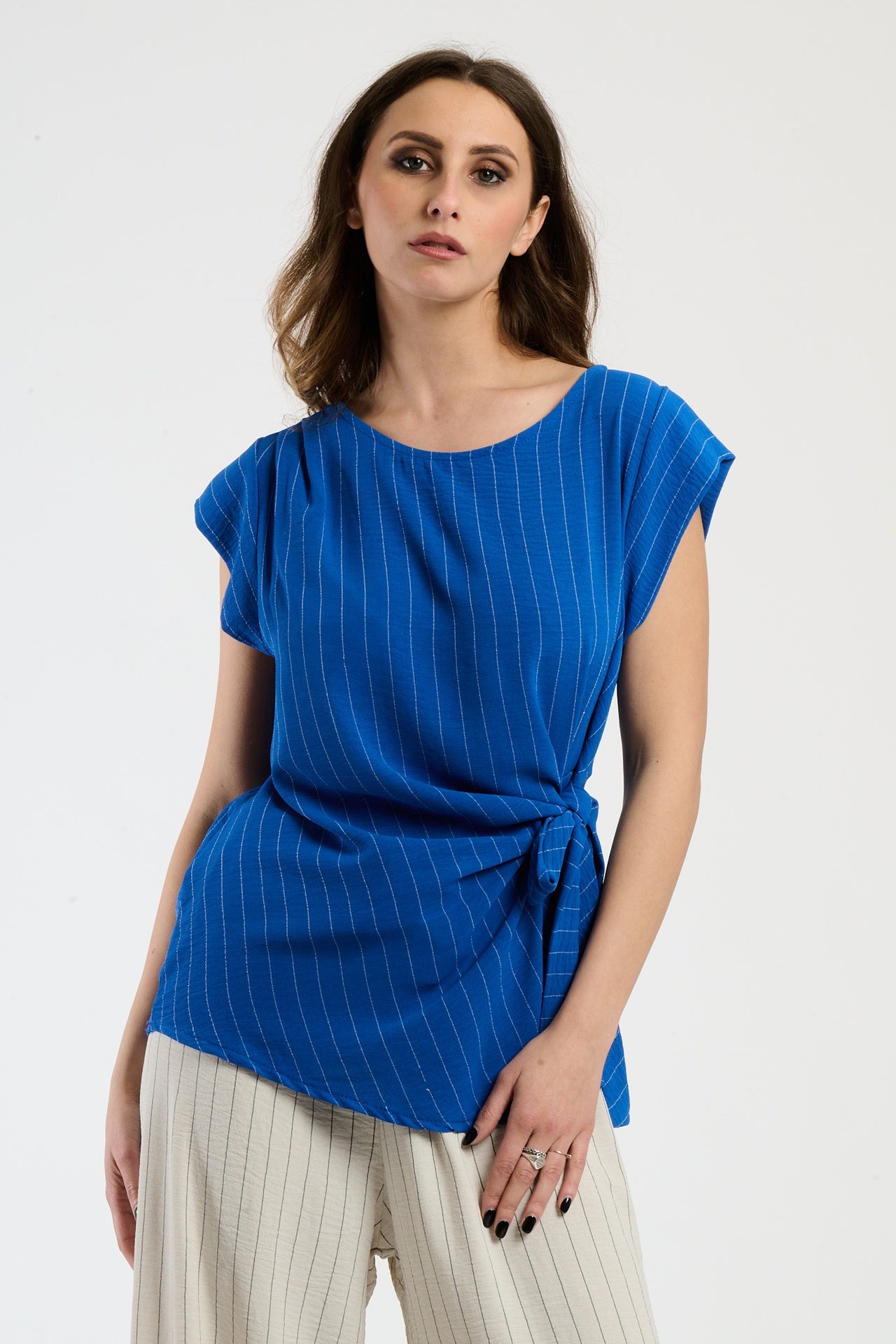 Set bluette su donna: top senza spalline e pantaloni, tonalità delicata e rassicurante.