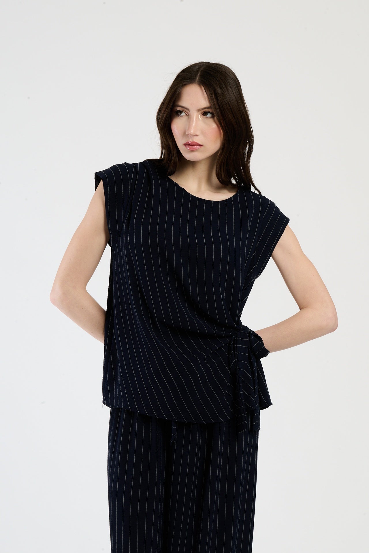 Set navy con top a maglia e pantaloni ampi, potenza e comfort.